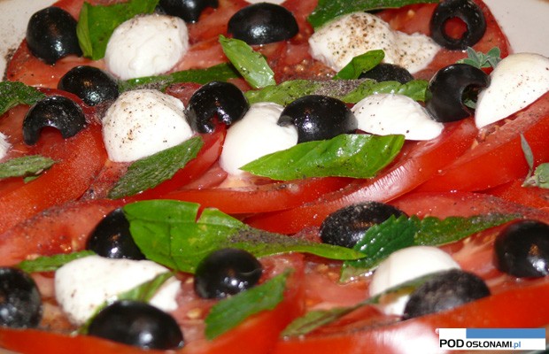 Pomidory "nie lubią" chłodu, powinny być przetrzymywane poza lodówką, również sałatek i dań ze świeżymi pomidorami nie należy trzymać w lodówce.