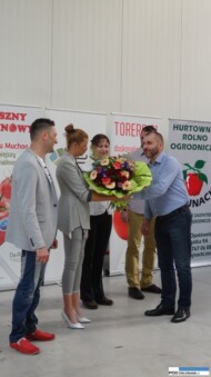 Leszek Kołtun z formy Monsanto wręcza kwiaty gospodarzom spotkania w podziękowaniu za udostępnienie obiektu zwiedzającym