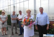 Mirosława Dziubek w towarzystwie Waldemara Nowaka z firmy Enza Zaden, z tyłu Zdzisław Dziubek, Bernard Zioło oraz Katarzyna Janas