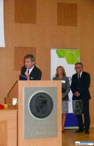 Do życzeń dla jubilata dołączyli się pracownicy Uniwersytetu rolniczego w Krakowie - prof. dr hab. Stanisław Mazur, dr hab. Iwona Domagała-Światkiewicz oraz prof. dr hab. Edward Kunicki