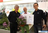 Jerzy Starzyński (z lewej) i Paweł Marcinkowski (z prawej) z firmy Plantpol-Zaborze oraz Garry Grüber z przedsiębiorstwa Cultivaris (prezentuje nagrodzony w konkursie nowości odmianowych pierwiosnek 'Thirtyone') _IPM Essen 2016