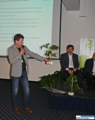 O tym jak na początku uprawy traktować szczepioną, dwupędową rozsadę pomidora mówił specjalista z firmy Grodan - Hans van Herk z Holandii