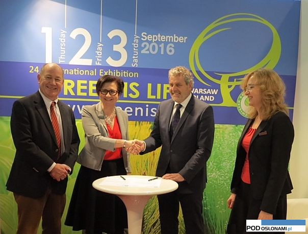 Podpisanie deklaracji współpracy pomiędzy organizatorami wystawy ZIeleń to Życie (Agencja Promocji ZIeleni i ZSzP) oraz BureauSierteelt.nl podzczas IPM Essen 2016_od lewej: Robert Roodenburg (VGB), Agnieszka.Zukowska (APZ), Nico de Jager (BureauSierteelt.nl), Joanna Filipczak (APZ)