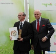 Jeden z laureatów - zdobywca 2 złotych medali MTP, Wiesław Legutko (z lewej) i rektor Uniwersytetu Przyrodniczego w Poznaniu prof. dr hab. Grzegorz Skrzypczak podczas ceremonii otwarcia targów Gardenia 2016