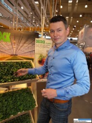 Vincent Verbaeys z belgijskiej firmy Decock Plants prezentuje ukorzenione sadzonki mandewili_Gardenia 2016_Poznań