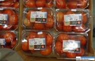 Pomidory standardowe przygotowane do sprzedaży - w plastikowych przezroczystych pudełkach