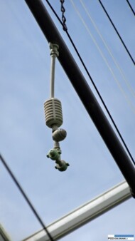 Pod dachem szklarni zamontowane są mikrozraszacze, używane w czasie upałów w celu regulacji temperatury w szklarni (schładzania)