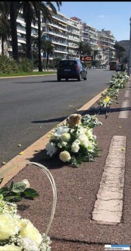 Nicea 18-07-2016, biale kwiaty w holdzie ofiarom ataku terrorystycznego z 14 lipca