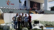 florysci Swiatowe Dni Mlodziezy Krakow 2016_Od lewej: Tomasz Max Kuczyński, Mariola Miklaszewska, Tomasz Paszczyński, Bożena Pawłowska,Tomasz Matla w trakcie przygotowań aranżacji wokół ołtarza na Błoniach krakowskich