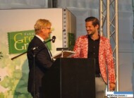 Szef KVBC Dick Nieuwesteeg wręcza dyplom Peterowi van Rijssenowi za najlepszą nowość odmianową targów GrootGroenPlus 2016