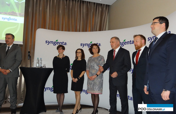 Zarząd i specjaliści z firmy Syngenta podczas konferencji w Iławie prowadzili prezentacje i odpowiadali na pytania dziennikarzy