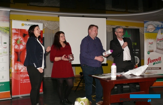 Szkolenie dla ogrodników zorganizowane przez firmę Agroplanet zakończyło się losowaniem nagród - w środku właściciel firmy Agroplanet Michał Kwiatkowski z żoną, z lewej Agnieszka Ptaszek z firmy Nufarm, z prawej Marcin Portka z Grupy Mularski (AW)