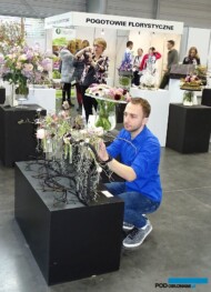 I miejsce w kategorii kompozycja w naczyniu pt. Powiew wiosny - Michał Nica (na fot.) i Paweł Łuczak z Kwiaciarni w Centrum Ogrodniczym Jucca z Tarnowa Podgórnego_SpecialDays_Gardenia 2017