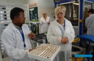 Wizyta w laboratorium De Ruiter, w którym ocenia się parametry nasion, z prawej Anna Wojciechowska - De Ruiter (AW)