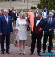 Gratulacje od starosty międzychodzkiego Juliana Mazurka (1. z lewej) przyjmują z okazji 20-lecia swojej firmy Grazyna i Bogdan Królikowie