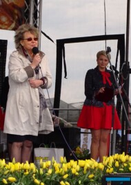 Prof. Małgorzata Korbin - dyrektor Instytutu Ogrodnictwa w Skierniewicach (z prawej - Patrycja Królik, prowadząca uroczystość otwarcia MTT 2017 w Chrzypsku Wielkim_AC)