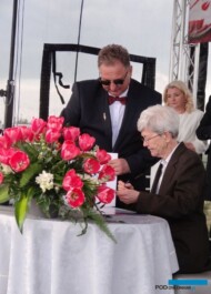 Prof. Anna Lisiecka_Bogdan-Krolik_Podpisanie certyfikatu_nadanie imienia odmianie tulipana Joanna Krause_MTT-2017_fot.A-Cecot