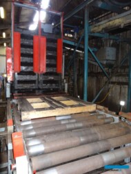 Lilie_cebule_Linia-do-zmechanizowanego-sadzenia_skrzynki-ustawione-w-stos_finisz_Klaver-Lily-Group_Na końcu linii skrzynki z cebulami lilii ustawiane są w sterty, które trafiają na skrzyniopaletę