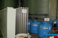 Urządzenie do dezynfekcji pożywki promieniami UV oraz zestaw filtrów, z tyłu zbiornik na pożywkę