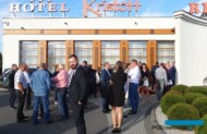 Przygotowania do zdjęcia grupowego, do obiektywu uśmiecha się Paweł Kloc z firmy Koppert