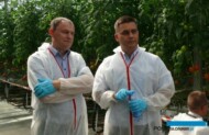 Tomasz Górski (z prawej) oraz Marek Sowa z firmy Syngenta podczas wizyty w szklarni