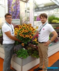 Dariusz Śnieg i Aleksander Michalik z Vitroflory prezentują rudbekię owłosioną Kissing SmileyZ
