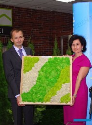 Z okazji jubileuszu Wojciech Wróblewski i Agnieszka Żukowska otrzymali podarunek od organizatorów siostrzanych targów Flower Expo Polska