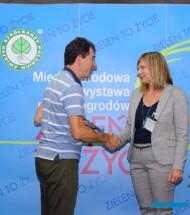 Arnost Jilek, redaktor z Czech wręcza Wyróżnienie Dziennikarzy (za dereń VENUS) Renacie Fryszkowskiej-Madej_Zielen-to-Zycie 2017