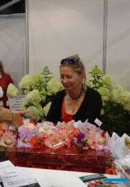 Anna Kaszewiak na stoisku Rynku Hurtowego Bronisze częstuje jadalnymi, nadziewanymi kwiatami - jastrzabkami_Flower-Expo-Poland-2017