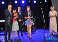 Alicja-Cecot-odbiera-statuetke-podziekowanie-za-budowanie-marki-wystawy-Zielen-to-Zycie