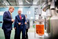 Król Holandii Wilhelm Aleksander podczas uroczystego otwarcia centrum informacyjnego firmy Koppert