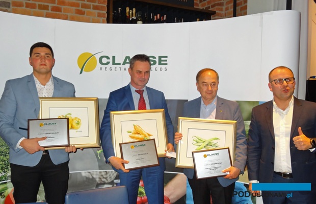 Firma HM.Clause wyróżniła Lidera Sprzedaży - firmę Agropaprix, którą reprezentował Michał Dąbrowski (z lewej) - oraz Liderów Promocji, którymi zostały przedsiębiorstwa Florimex, reprezentowana przez Huberta Palucha, oraz Flortom - nagrodę odebrał Marek Górny, z prawej Michał Taraska - dyrektor HM.Clause