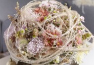 Modne bukiety z dodatkiem naturalnych elementów