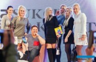 Dorota Wellman w towarzystwie uczestniczek Forum Kobiet w Łaszkowie, w spotkaniu uczestniczyły m.in. kobiety sukcesu reprezentujące kaliskie ogrodnictwa