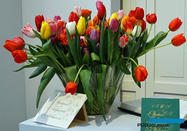 Pierwsze spotkanie z tulipanami przy wejściu na teren wystawy w Wilanowie