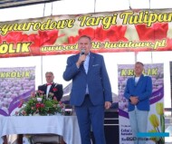 Miedzynarodowe Targi Tulipaow_Chrzypsko-2018_Andrzej Kraśnicki - prezes PKOl - reprezentował I. Szewińską (z prawej Marian Woronin, mistrz sprintu, który został patronem odmiany tulipana w 2017 r