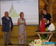 Tomasz Nowak i Hanna Grzeszczak-Nowak dziękują szkółkarzom za przekazanie tysięcy roślin na rzecz arboretum - podziękowania odbiera przezes ZSzP Wojciech Wróblewski