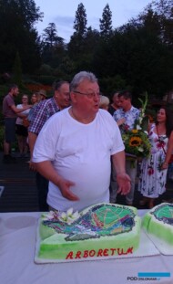 Prof. Tomasz Nowak zastanawia się, czy naruszyć tort o kształcie arboretum.