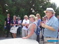 Uczestnicy ISU Summer Days zwiedzają Arboretum w Wojsławicach (4. z lewej dr Jolanta Kozłowska-Kalisz, oprowadzająca po arboretum