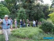 Kolekcja w Wojsławicach zrobiła duże wrażenie na gościach (na 1. planie Dan Heims - znany hodowca żurawek z firmy Terra Nova z USA_ISU Summer-Days-2018