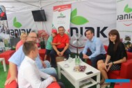 Święto stanowi możliwość spędzenia czasu rodzinnie dla osób współpracujących z "zaopatrzeniem" - tu właściciele hurtowni Janiak wraz z Wojciechem, Radkiem i Zytą Juńczyk (Cultilene) oraz Markiem Kleparskim (Agril)