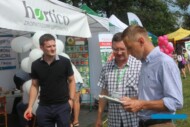 Informacji na temat ochrony roślin udzielał m.in. Mariusz Staszczyk z firmy Biocont (w środku)