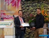 Reprezentant dziennikarzy, Andreas Henk z Niemiec wręcza nagrodę prasy (Press Prize) przedstawicielowi firmy F. N. Kempen