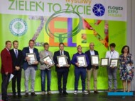 Przedstawiciele firm, które zgłosiły odmiany wyróżnione w tegorocznym Konkursie Roślin - Nowości (1. z lewej przewodniczący jury, dr Wiesław Szydło