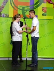 Redaktorka z Niemiec ("Taspo" i "Deutsche Baumschule") Gabriele Friedrich wręcza "Wyróżnienie Dziennikarzy" - za hortensję Runaway Bride - Pawłowi Marcinkowskiemu z Plantpolu