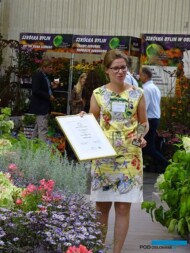 Magdalena Szmit-Siewruk ze Szkółki Szmit odebrała Złoty Wawrzyn za najatrakcyjniejsze stoisko roślinne na wystawie „Zieleń to Życie” 2018