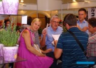 Goście na stoisku firmy Florensis (1. z lewej dr hab. Agnieszka Krzymińska z UP w Poznaniu; obok niej Tomasz Burda z firmy Florensis