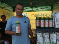 Łukasz Kurpik podczas prezentacji preparatu na bazie aminokwasów