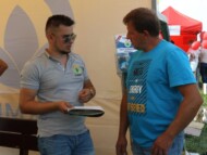 Podczas Małopolskiego Święta Warzyw można było zasięgnąć informacji również w zakresie konstrukcji tunelowych (z lewej Rafał Śliwa z firmy Farmer)