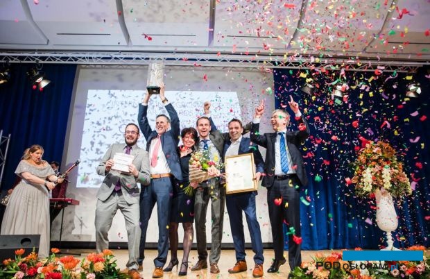 Zwycięzca konkursu "Międzynarodowy Ogrodnik Roku" firma Ter Laak Orchids odbiera nagrodę (IGOTY Award 2018) podczas styczniowej gali w Essen